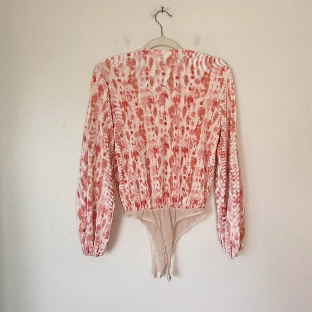 ASTR Cream Pink Textured Long Balloon Sleeve Surplice Bodysuit - Picture 6 of 7